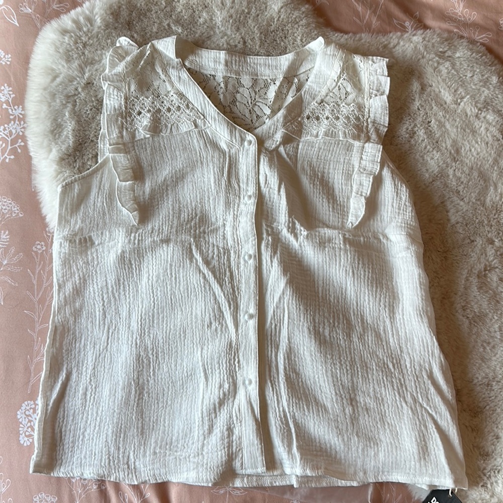 White sleeveless crinkle top